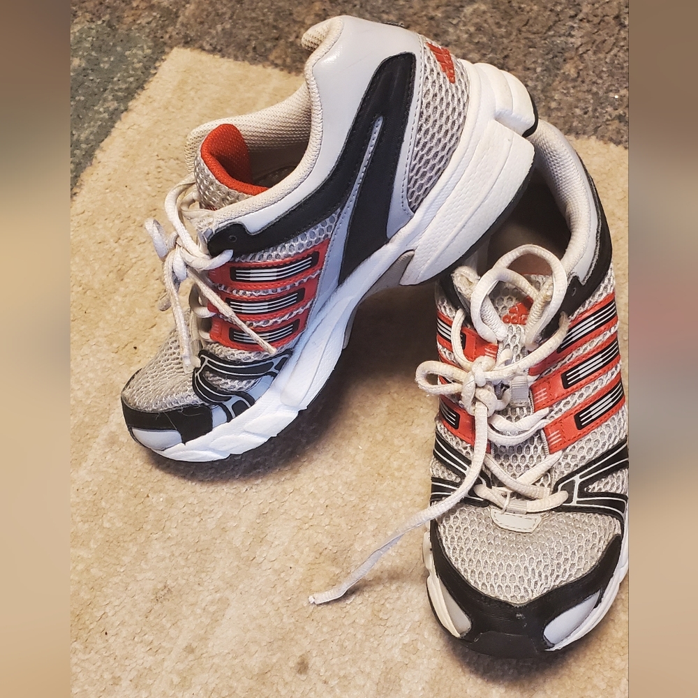 Adidas sz 5 w comfy tennies